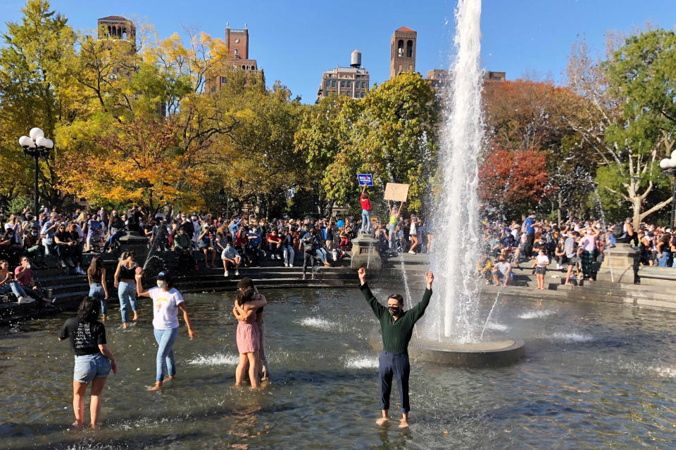 Una multitud celebra la victoria de Joe Biden en las elecciones estadounidenses en la ciudad de Nueva York, 7 de noviembre del 2020 (AP Photo/Brooke Lansdale)