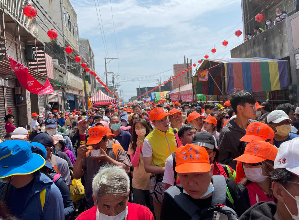 苗栗縣通霄鎮白沙屯拱天宮媽祖前往北港進香活動，歷經8天7夜長征，19日回宮，大批信眾再度塞爆拱天宮周邊。（中央社／民眾提供）