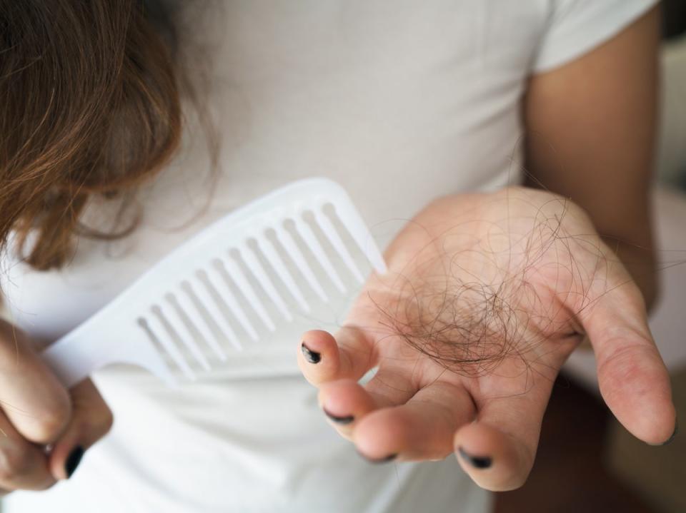 La caída de pelo y la disfunción eréctil se han añadido a la creciente lista de síntomas de covid-19 (Getty Images/iStockphoto)