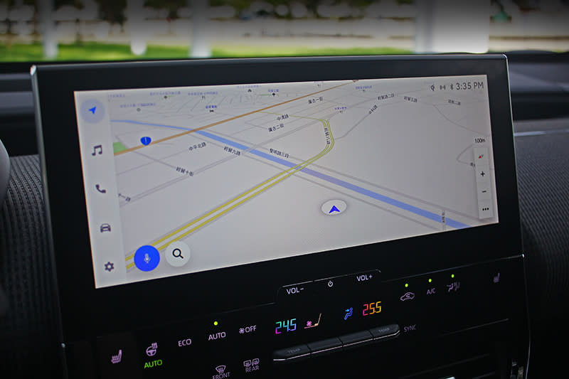 12.3吋中控螢幕不僅功能齊全，還具備無線Apple Carplay與有線Andriod Auto連結功能。