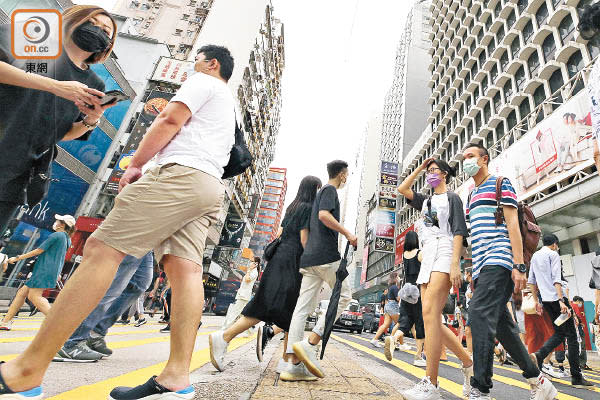 香港研究協會上月訪問約一千二百名十八歲以上的市民，調查對基金措施的意見。