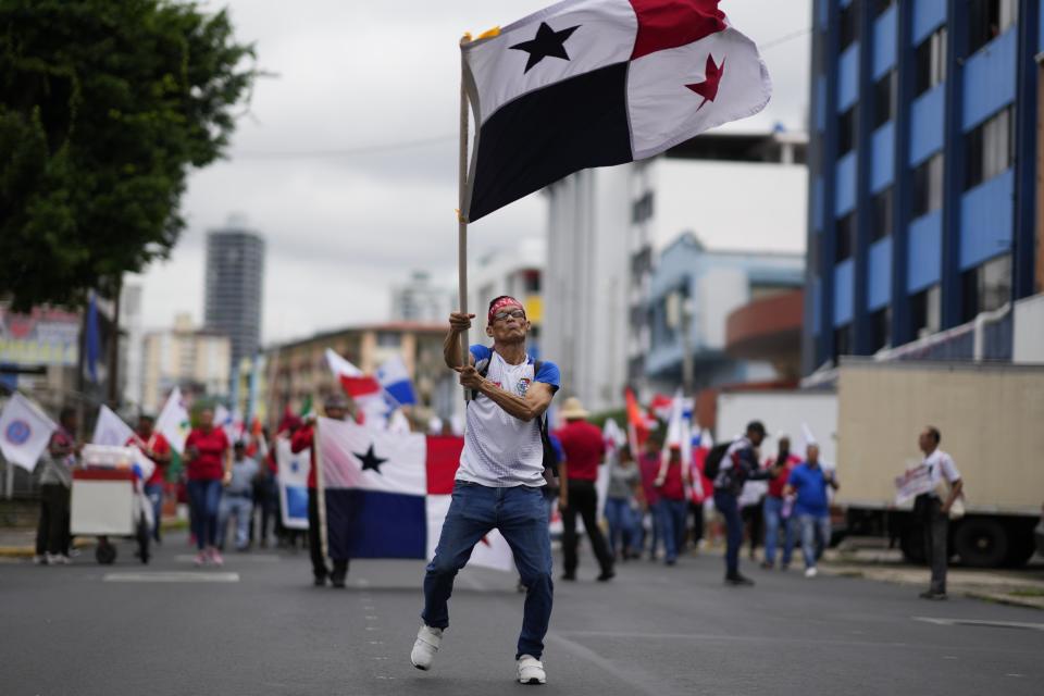 Un manifestante ondea una bandera panameña durante una protesta contra un contrato minero entre el Estado panameño y la compañía minera canadiense First Quantum, en Ciudad de Panamá, el viernes 3 de noviembre de 2023. (AP Foto/Arnulfo Franco)