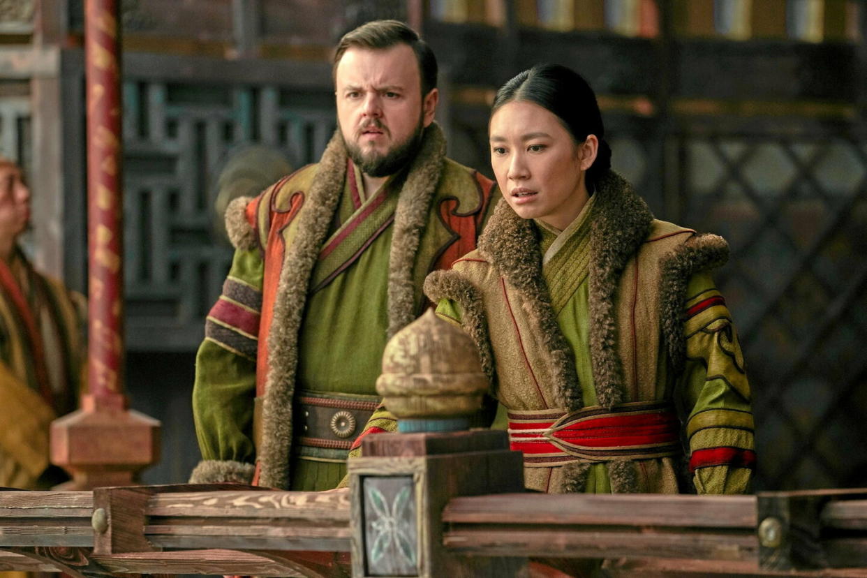 John Bradley (Jack Roone) et Jess Hong (Jin Cheng).  - Credit:ED MILLER/NETFLIX