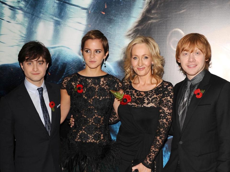 JK Rowling fotografiada con Daniel Radcliffe, Emma Watson y Rupert Grint en un estreno de 'Harry Potter' en 2010 (David Fisher/Shutterstock)