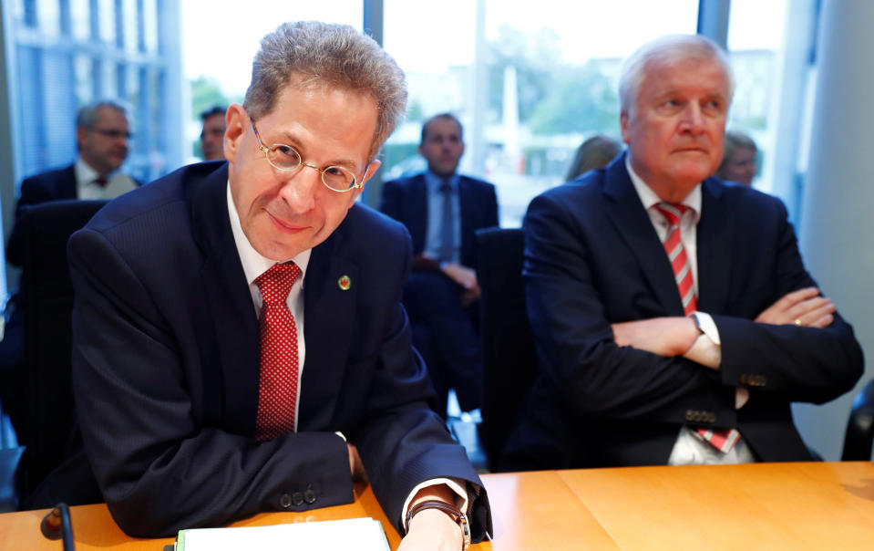 Horst Seehofer steht hinter Hans-Georg Maaßen. (Bild: Reuters/Fabrizio Bensch)