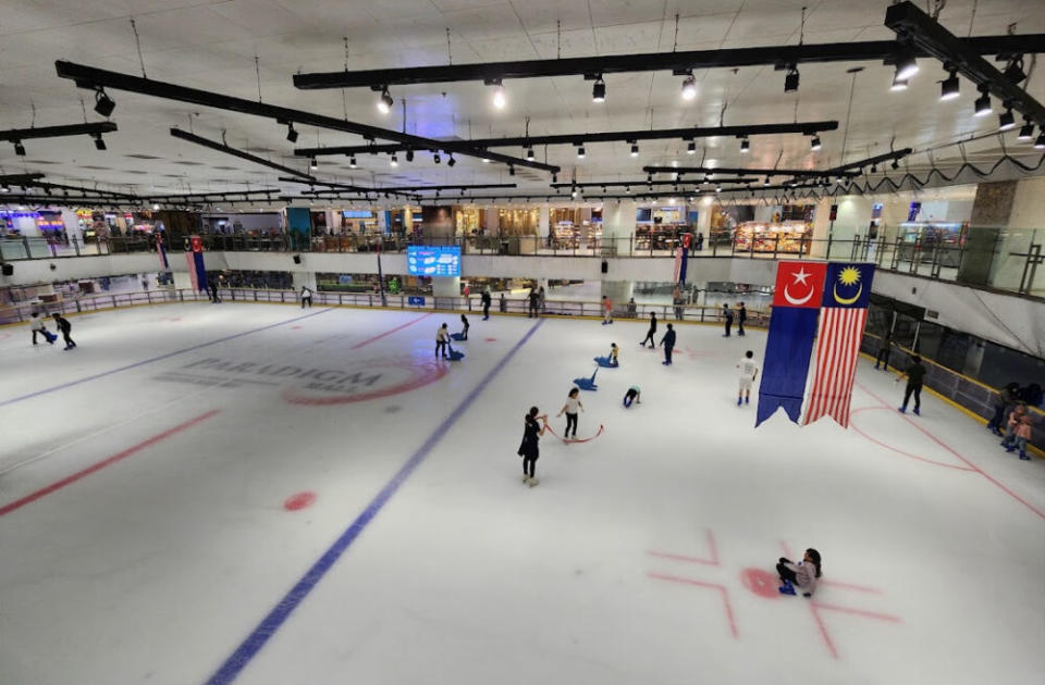 Paradigm Mall - Ice rink