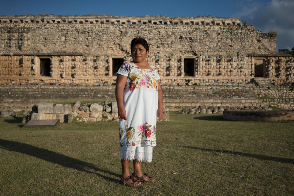 Leydy Pech frente a unas ruinas mayas