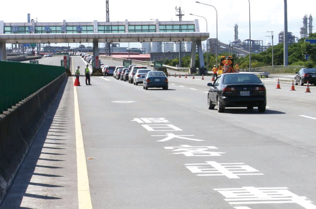 為疏導車流量，目前高公局已開放國道33處易壅塞路段路肩行駛。(示意圖)   圖：取自交通部高速公路局