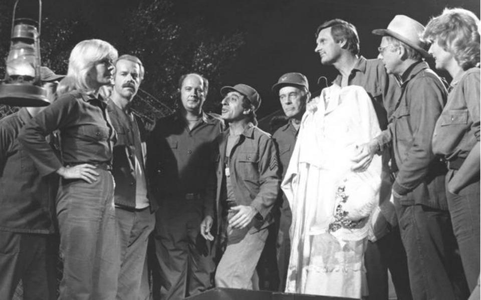 <p>La série <i>M*A*S*H</i> raconte de 1972 à 1983 le quotidien de médecins et d'infirmières durant la guerre de Corée. C'est l'une des séries américaines les plus populaires du XXème siècle. La série n'hésitait pas à critiquer le rôle des Etats-Unis dans la guerre froide. Un ton qui pouvait paraître irrévérencieux, surtout à cette époque... </p>...