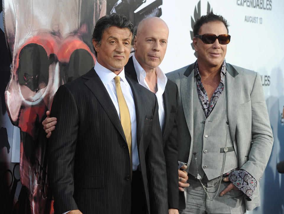 HOLLYWOOD - 3 DE AGOSTO: El actor y director Sylvester Stallone, Bruce Willis, Mickey Rourke llega al estreno de 