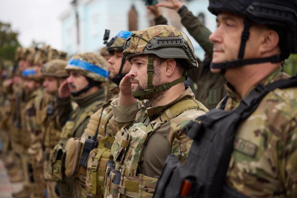 Ukrainian troops take part in the flag raising ceremony. (UKRAINIAN PRESIDENTIAL PRESS SER)