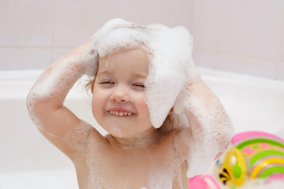Können Sie sich etwas Milderes als Baby-Shampoo vorstellen? Wenn Sie empfindliche Haut oder Augen haben, dann zögern Sie nicht, Baby-Shampoo als Gesichtsreiniger zu verwenden. Irritationen sollten ziemlich sicher ausgeschlossen sein, denn wer würde ernsthaft ein aggressives Produkt auf die empfindliche Kopfhaut eines süßen Babys reiben?! Ansonsten können Sie Baby-Shampoo verwenden, um Ihre Haarbürste oder Ihre Schminkpinsel zu reinigen - funktioniert super! (Bild: iStock/Vita-lina)