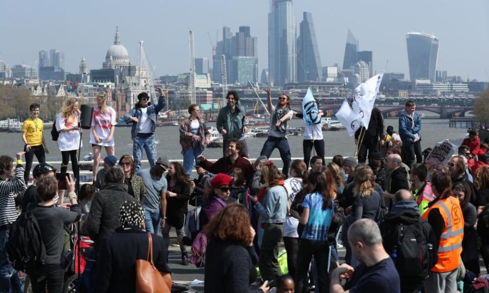 Miles de manifestantes han bloqueado las calles de Londres durante nueve días en abril para llamar la atención sobre el cambio climático (Foto The Guardian)