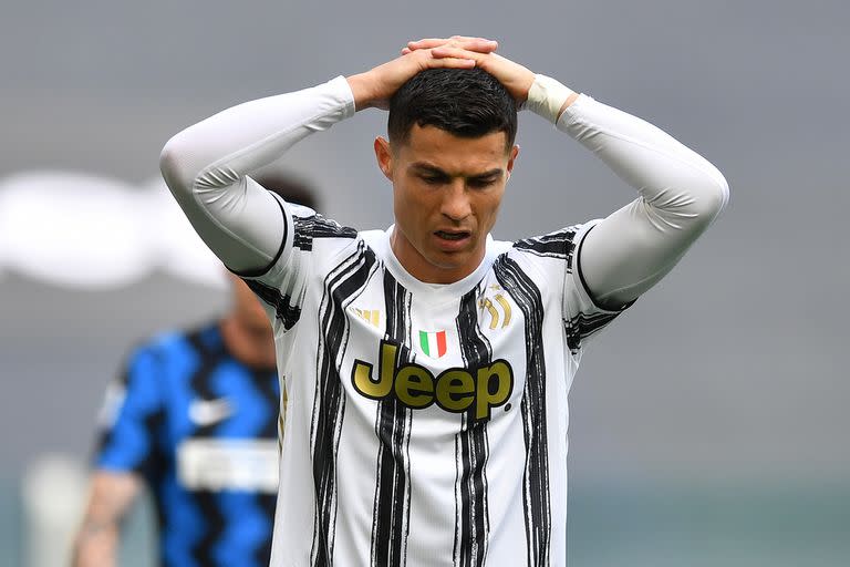 Cristiano Ronaldo de la Juventus reacciona durante el partido de Serie A entre la Juventus y el FC Internazionale el 15 de mayo de 2021 en Turín, Italia.