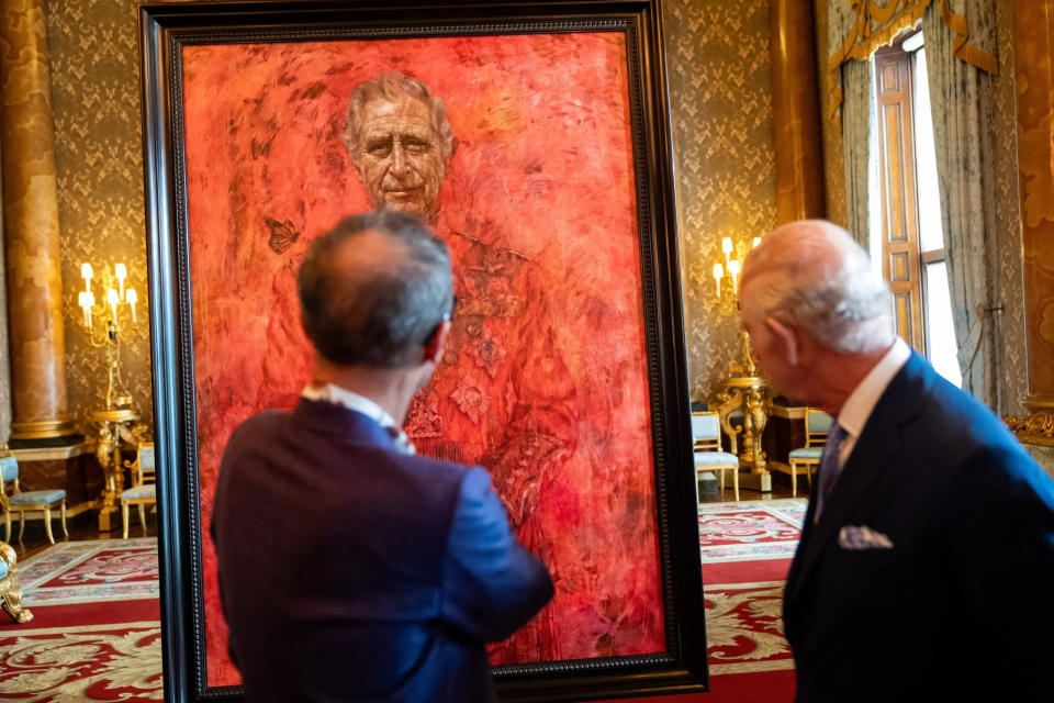 king charles and jonathan yeo looking at portrait