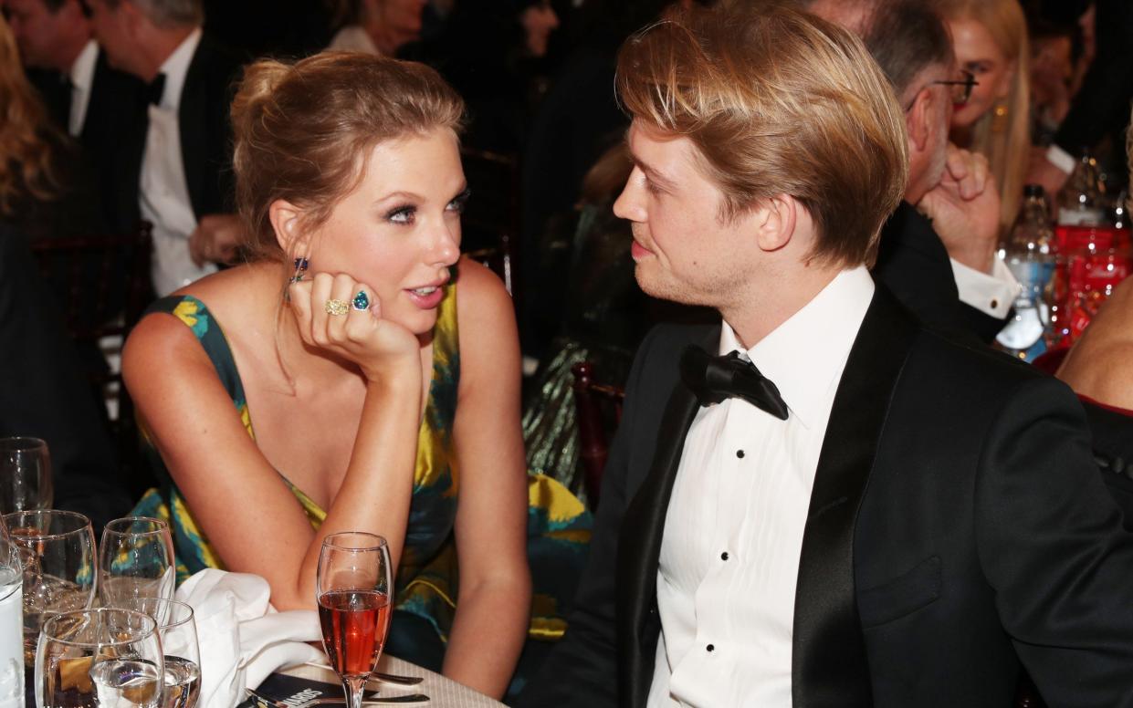 Swift and Alwyn at the Golden Globe Awards in 2020