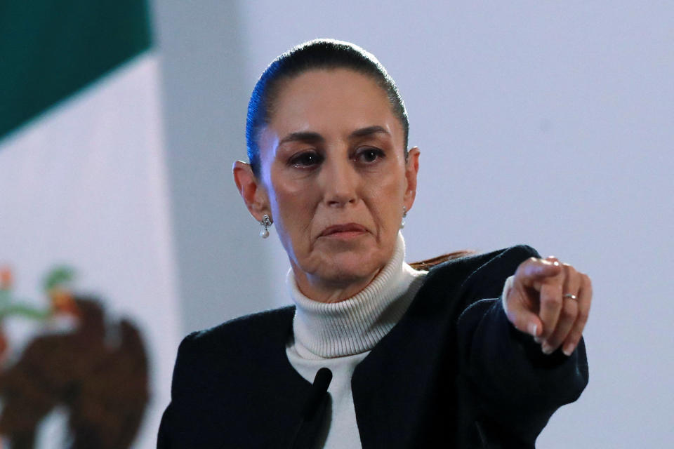 La presidenta de México, Claudia Sheinbaum, hace un gesto durante una conferencia de prensa para presentar su plan de seguridad para enfrentar la grave situación de seguridad de México, en el Palacio Nacional, en la Ciudad de México, México, el 8 de octubre de 2024. REUTERS/Henry Romero