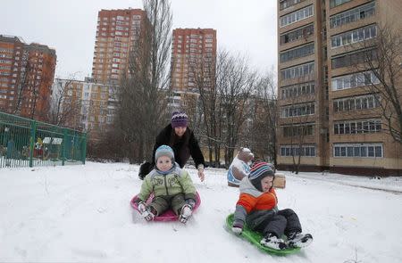 Yanina Pakhom (C) plays with her son Timur (R) and nephew Semyon in Khimki, a suburb of Moscow, December 24, 2014. REUTERS/Tatyana Makeyeva