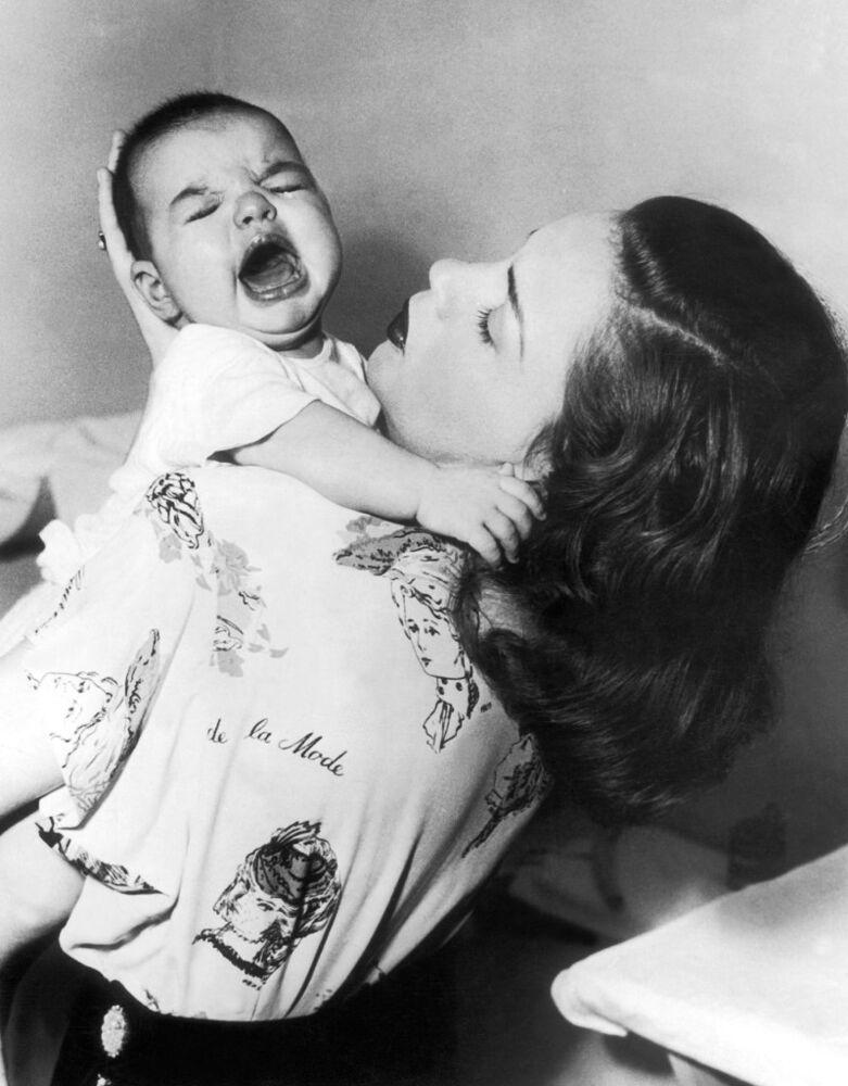 Judy Garland with a young Liza Minnelli in 1947 | Keystone-France/Gamma-Keystone/ Getty Images