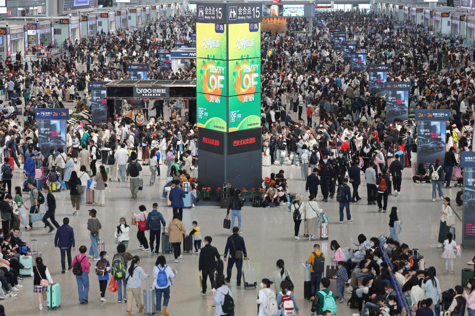 <strong>大陸今年五一勞動節連放5天，不少民眾有出行的規劃。圖為2023年的五一假期旅客在西安北站候車。（資料照／新華社）</strong>