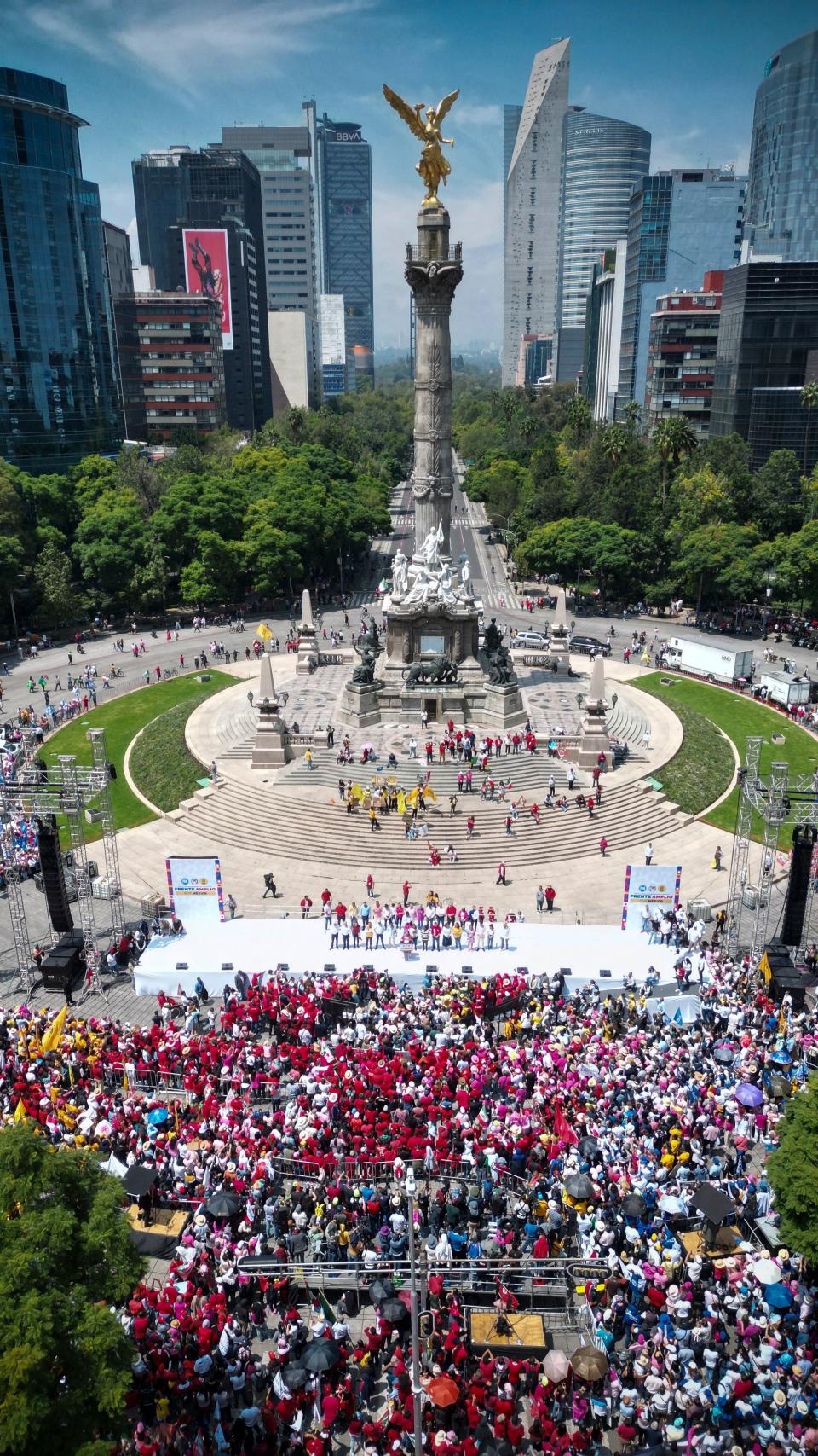 Seguidores de Xóchitl Gálvez se reúnen en el Angel de la Independencia  (Rodrigo Oropeza / AFP) (RODRIGO OROPEZA/AFP via Getty Images)