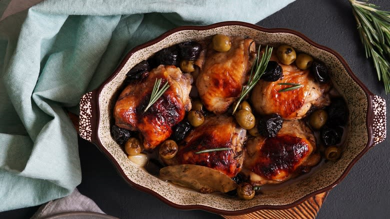 Chicken with prunes and olive