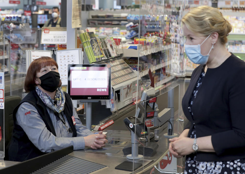 La cajera de un supermercado en Berlín, Alemania. (AP Photo/Michael Sohn, pool)