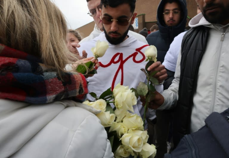 Des personnes rassemblées pour une marche blanche en hommage à Philippe, victime d'une agression mortelle, le 19 avril 2024 à Grand-Synthe, dans le Nord (Denis CHARLET)