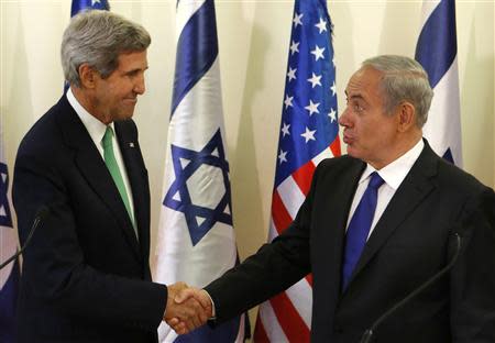 U.S. Secretary of State John Kerry (L) shakes hands with Israel's Prime Minister Benjamin Netanyahu after speaking to the media at the prime minister's office in Jerusalem September 15, 2013. Kerry briefed Netanyahu on Sunday on a U.S.-Russian deal to remove Syria's chemical weapons, an accord that drew a guarded response from the Israeli leader. REUTERS/Larry Downing