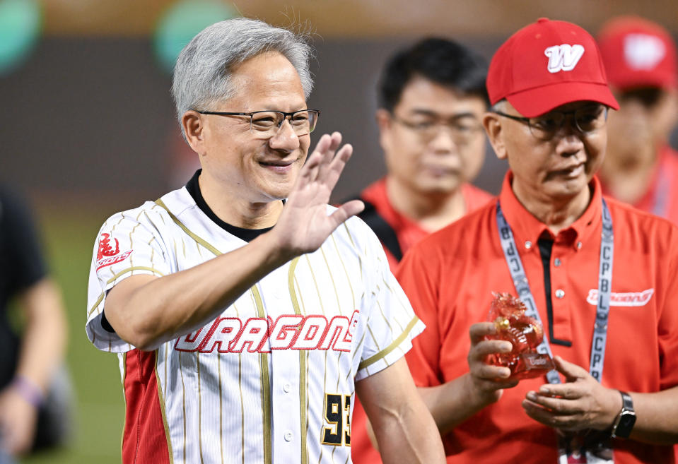 黃仁勳訪台期間，出席中華職業棒球大聯盟球賽活動。 (Gene Wang/Getty Images)