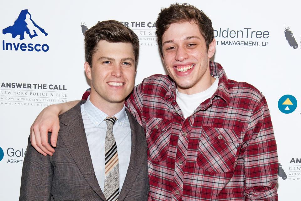 Los miembros del elenco de SNL, Colin Jost y Pete Davidson, asisten a la 3.ª edición anual de beneficios de verano del Fondo de caridad para viudas y niños de la policía de Nueva York y los bomberos en el Empire Hotel Rooftop el 19 de mayo de 2015 en la ciudad de Nueva York.  (Foto de Noam Galai/Getty Images)