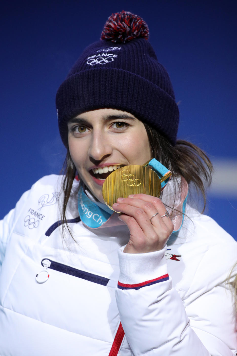 <p>Perrine Laffont a enfin pu croquer sa médaille d’or obtenue en ski de bosses. (crédit Getty) </p>