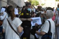 <p>El Banco de España ha aumentado su plantilla específicamente para estos últimos días en el que se pueden canjear las pesetas. (Foto: Pierre-Philippe Marcou / AFP / Getty Images).</p> 