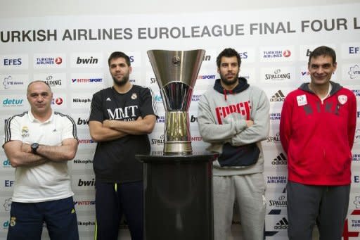 De izq a dcha, Pablo Laso y Felipe Reyes, técnico y capitán del Real Madrid, posan ante el trofeo de la Euroliga de baloncesto junto a un jugador y el técnico del Olympiakos, Georgios Printezis y Georgios Bartzokas, el sábado en Londres, donde este domingo ambos equipos juegan la gran final continental. (AFP | Carl Court)