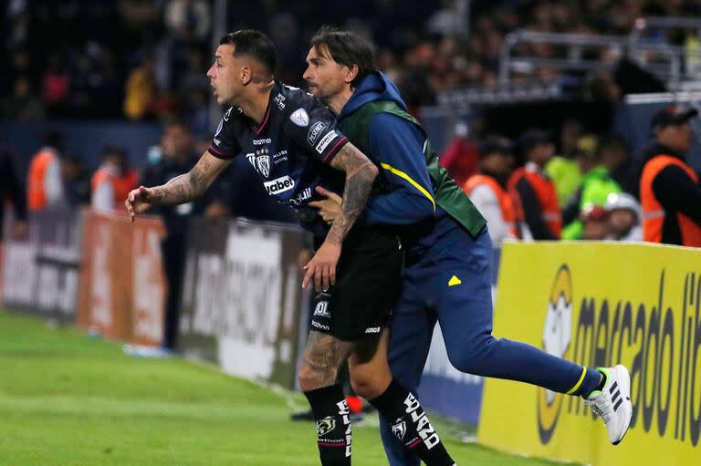 Diego Martinez se protege de una salida de la cancha del uruguayo Renzo López, de Independiente del Valle; el director técnico admitió que no le gustó la postura defensiva de Boca en el cierre del partido por la Copa Sudamericana, pero advirtió que 
