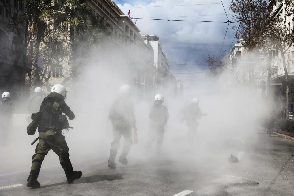 Policías antimotines dispersan a manifestantes el domingo 5 de marzo de 2023, en Atenas. (AP Foto/Yorgos Karahalis)