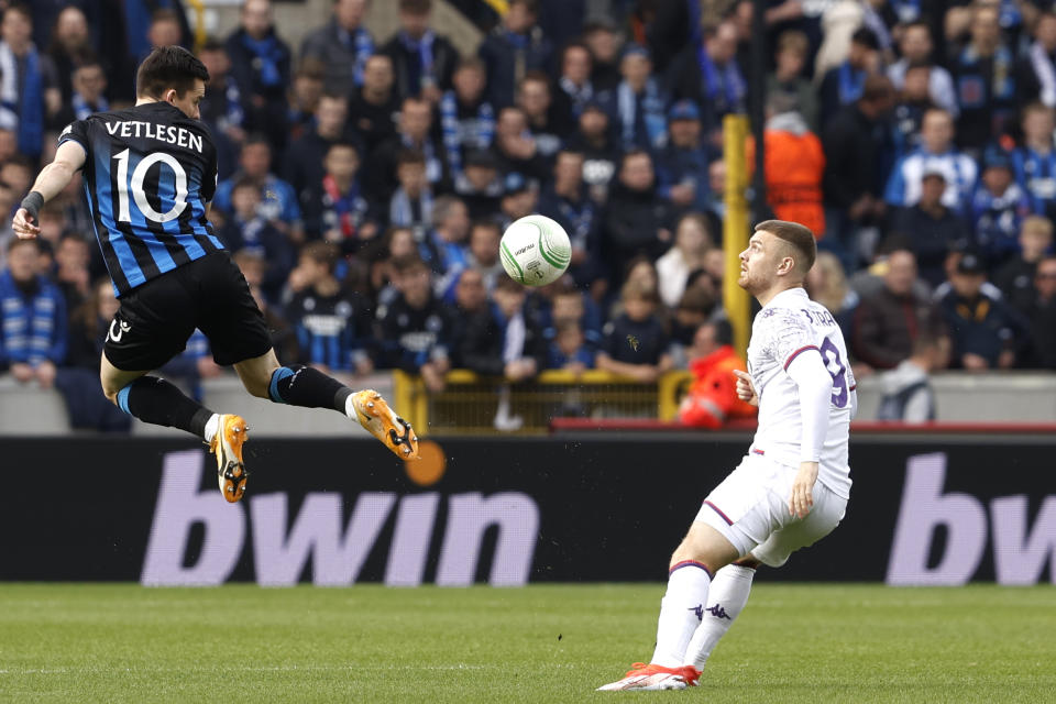 Fiorentina's Lucas Beltran, right, goes after the ball with Brugge's Hugo Vetlesen during the Europa Conference League semi-final second leg soccer match between Club Brugge and Fiorentina at the Jan Breydel Stadium in Bruges, Belgium, Wednesday, May 8, 2024. (AP Photo/Omar Havana)