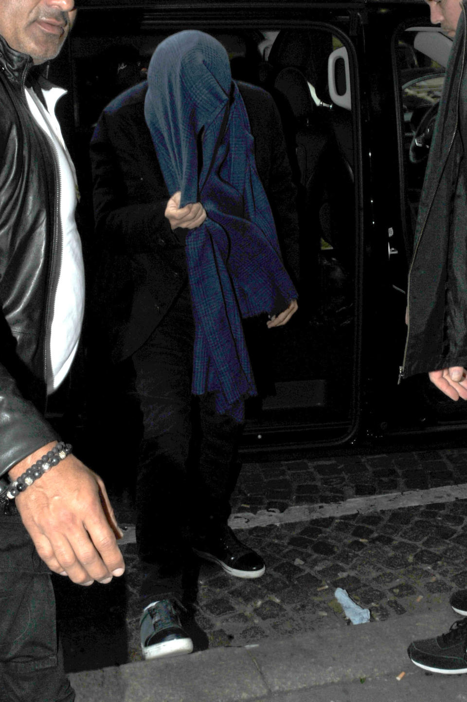 Leonardo DiCaprio hides walking into a hotel. (Photo: Splash News)