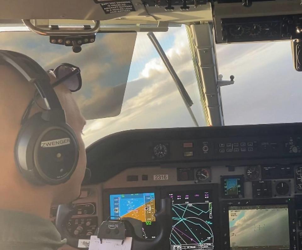 El teniente Spencer Zwenger, piloto de la Guardia Costera de Estados Unidos, vuela desde el lado izquierdo de la cabina de un avión de patrullaje C-144 Ocean Sentry sobre el Estrecho de la Florida, el sábado 14 de enero de 2023.