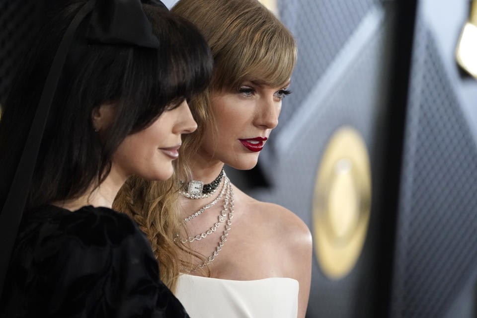 Lan del Rey, izquierda, y Taylor Swift llegan a la 66a entrega anual de los Grammy el domingo 4 de febrero de 2024 en Los Ángeles. (Foto Jordan Strauss/Invision/AP)