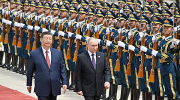  俄羅斯總統普丁（右）16日訪問北京，與中國國領導人習近平（左）一起校閱儀隊。 圖 : 翻攝自高瑜 X（前推特）帳號 