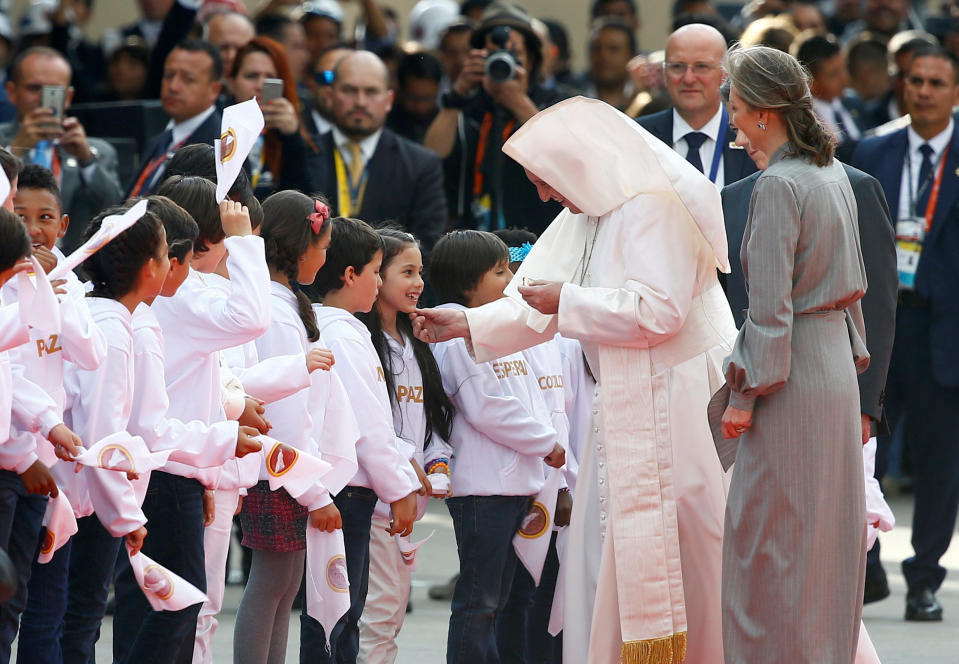 FOTOS: El Papa Francisco llega a Colombia para sanar heridas