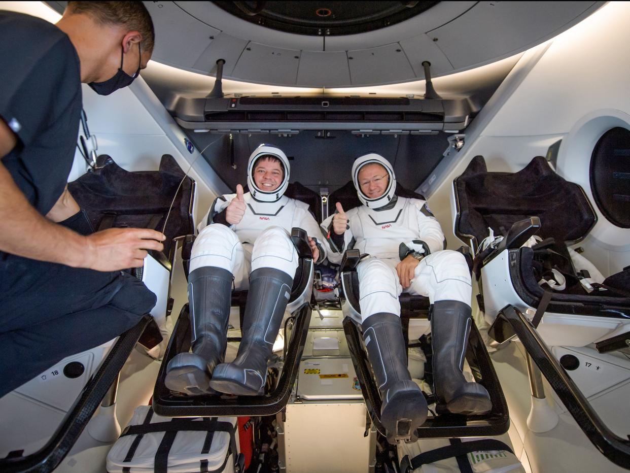 spacex crew dragon spaceship capsule splash down gulf mexico pensacola nasa astronauts bob behnken doug hurley thumbs up seats demo2 august 2 2020