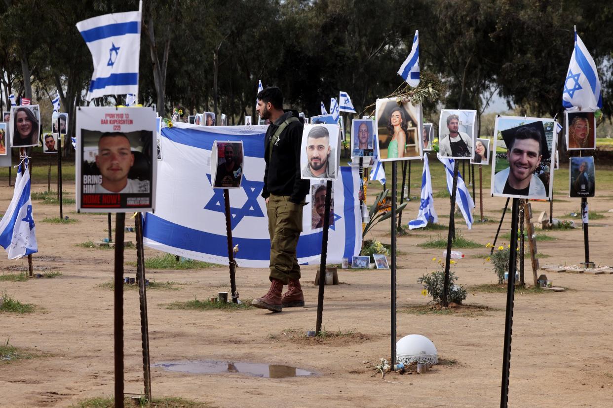 Un hommage aux victimes et otages du Hamas au 100e du conflit, le 14 janvier 2024.