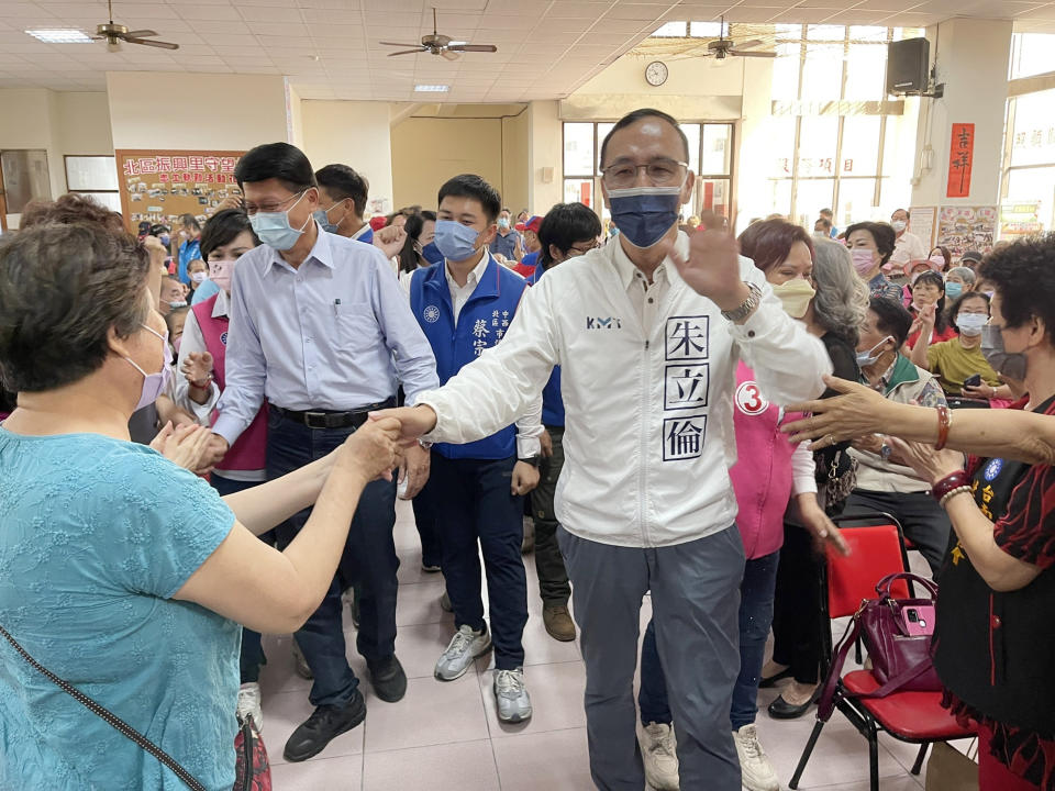 國民黨在九合一選舉贏得13個縣市長席次，黨主席朱立倫（前右）的感恩茶會，29日從台南出發。（中央社）