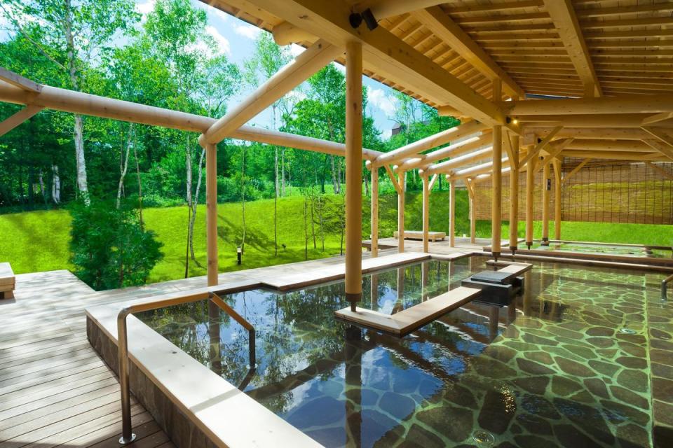 全新整修後的露天湯池，白日被舒適綠意圍繞。（日本觀光局JNTO提供）