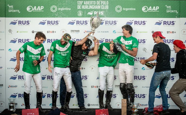 Felices de la vida: Camilo Castagnola, Polito Pieres, Lolo y Barto Castagnola e Ignatius Du Plessis, empapados en el podio del Abierto de Hurlingham.