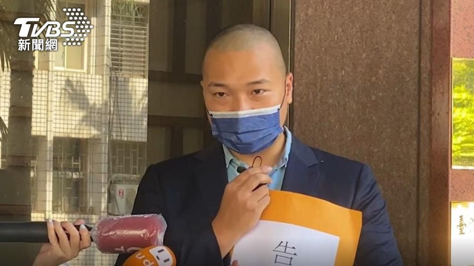 楊植斗前往地檢署告發陳時中團隊賄選。（圖／TVBS）