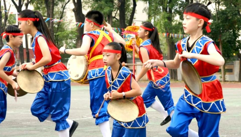 五王國小學生跳鼓隊歷年來參加各項比賽均有優異表現，疫情期間仍持續勤練，迎戰十一月的全國民俗體育競賽。（記者汪惠松攝）