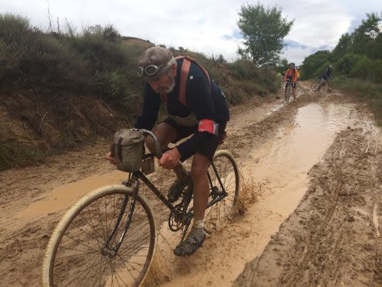 Imagen, tomada por los amigos de El Pedal Aragonés, que resume lo que fue la Eroica Hispania 2017: esfuerzo, agua y barro. / Foto: El Pedal Aragones